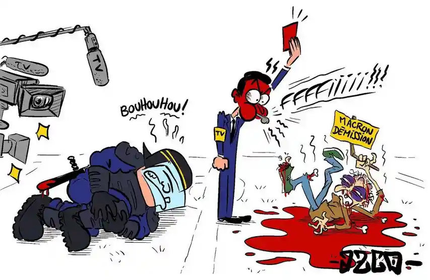 Un journaliste met un carton rouge à un manifestant tabassé qui a effleuré un crs