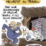 un patron qui donne un coup de pied à un jeune mineur