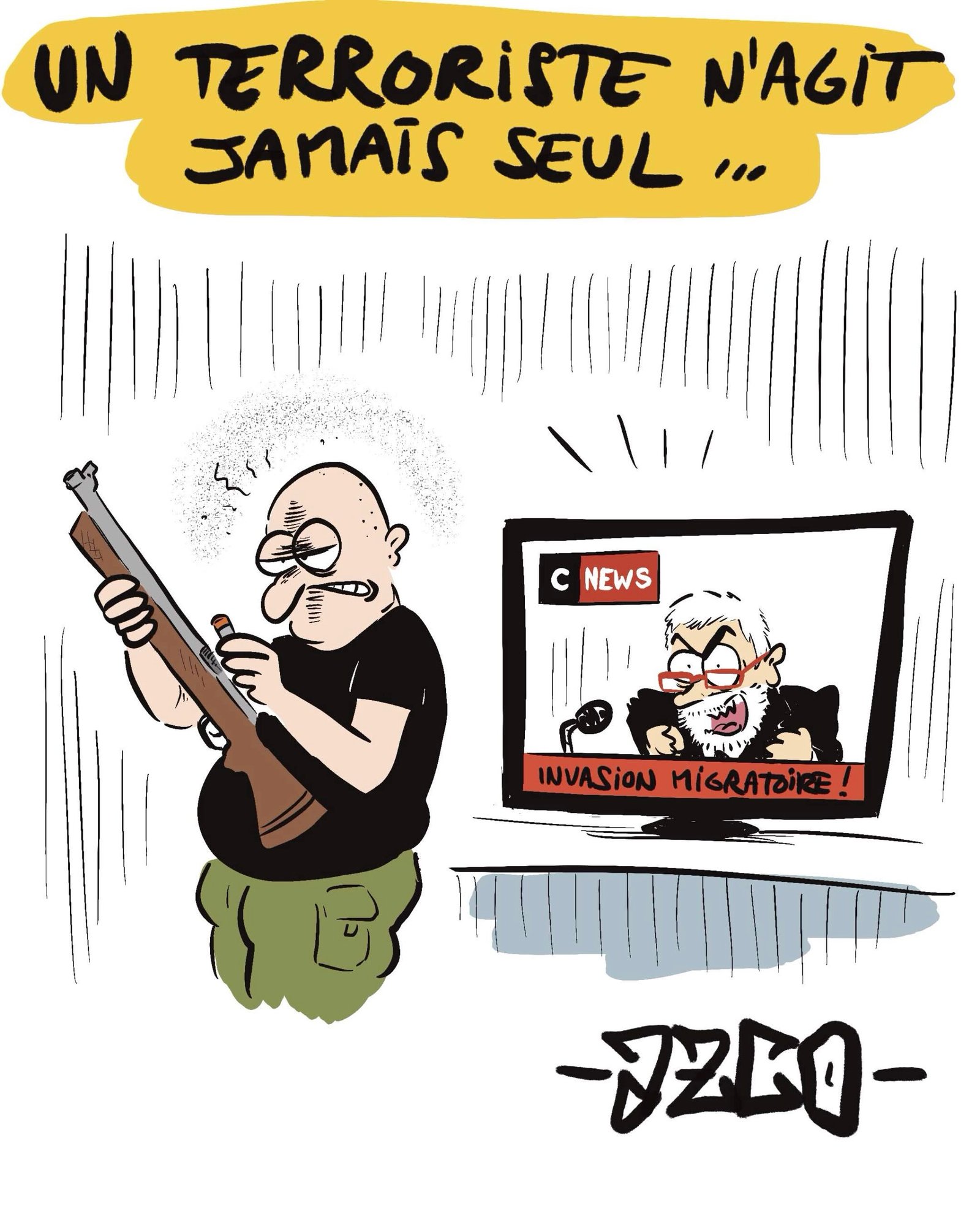 Un homme blanc armé devant la tv